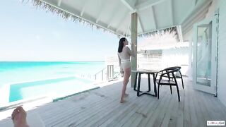 Babe has a passionate morning sex in paradise
