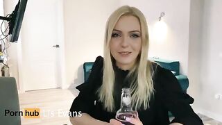 A beautiful neighbor came to visit and received an intense oral experience