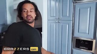Bald guy’s wife Phoenix Marie cheats on him with his friend