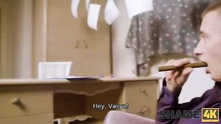 A mature woman has sex with a private detective for his silence