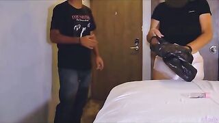I ordered a delivery and the guy had sex with me