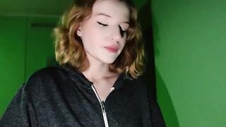 My parents are at home, let's get wild in the entrance!