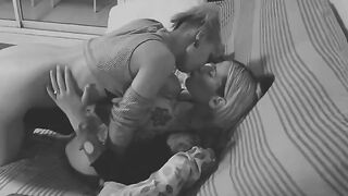 Dos amigas compartiendo un poppa, Meg Vicious y Blaze Rager se turnan con habilidad