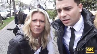 The blonde is fucking with a collector before her wedding