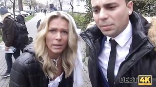 The blonde is fucking with a collector before her wedding