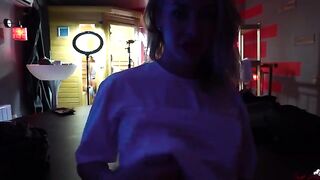 Behind the scene with Wet Kelly - Solo masturbation action