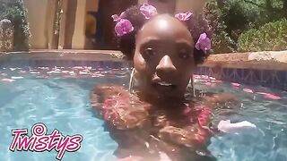 Petite babe Elsie shakes booty naked in the pool, a stunning sight!