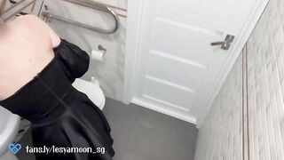 A first date turned into a steamy encounter in the toilet, just like in the movies