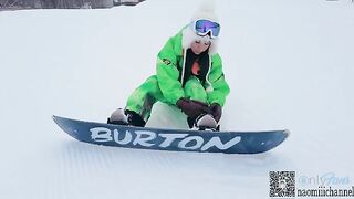 A hot girl tried exposed snowboarding at the ski resort. On the slopes, creampie sex while wearing ski wear
