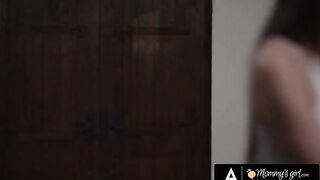 The stepsister replaced the girl in the kitchen for a penis