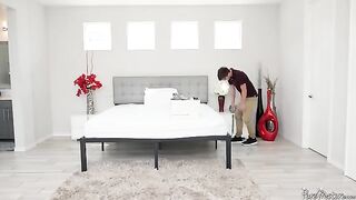 A mature beauty Jordan Maxx seduced a young mover with impressive size