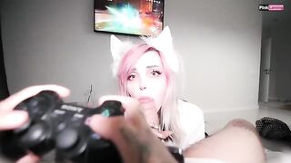 The pretty babe fucked by her stepbrother while he plays Genshin Impact