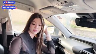 A girl made a blowjob right in the car on the street