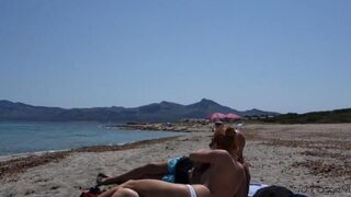 A blowjob on the public beach is a great way to get laid with strangers