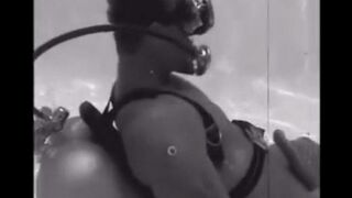 The aqualangist received a blowjob while diving in the water