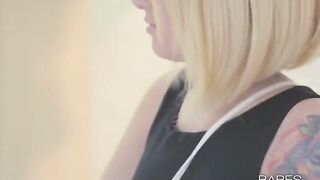 Tattooed blonde in glasses wanking her pussy in HD