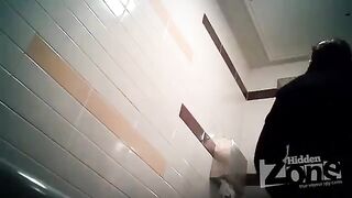 A camera was secretly set up in the woman's toilet, and she didn't even notice