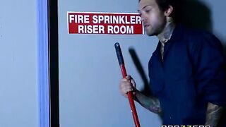 A hot chick called a cleaner to her room for some intense action
