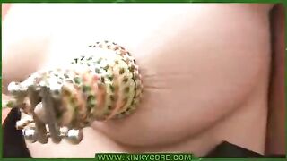 Put needles in the labia to experience a new pleasure with a piercer