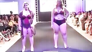 Chubby bitches in swimsuits run on the strip and show their forms in front of the camera