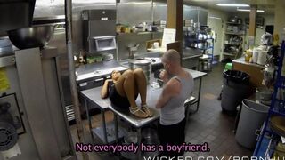 The workaholic chick relaxed with sex on the kitchen table