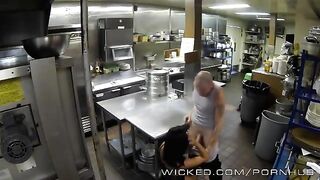 The workaholic chick relaxed with sex on the kitchen table