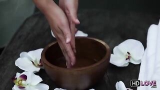 Hot erotic massage with a friend, he pushed it deep into her