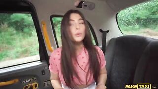 Guy caressed cunny his angry girlfriend in the car