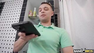 The stepson fucked his sexy stepmom on the kitchen table