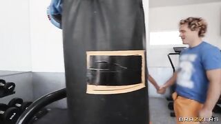 Vabbing squat exercise with a direct face-to-face approach in the gym