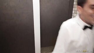 A round and juicy ass was served to the waiter in a toilet at a party