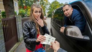 A pick-up guy agreed to fuck a girl for money right in her car