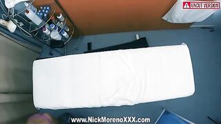 A masseur fucks with a 19-year-old girl in the massage room
