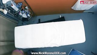 A masseur fucks with a 19-year-old girl in the massage room