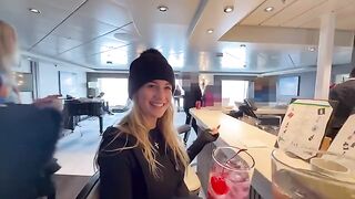 A girl came to work in the office and had a lot of free time