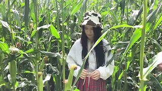 The guard caught a thief and fucked her in cornfield