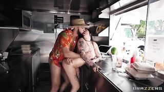 What burgers, I'm fucking! A couple has sex right in the street