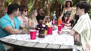 A man made a blowjob right in the public square