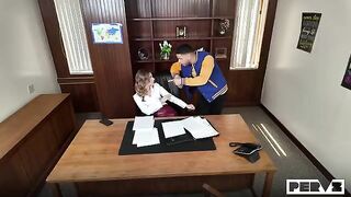 The workplace is no obstacle to passionate encounters