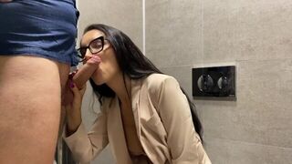 A guy fucked his secretary in the booth without leaving