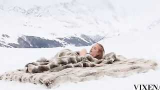 Warming up a cock with the mouth of a hot blonde in nature